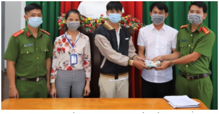 Lâm Đồng: Nam sinh lớp 12 trả lại chiếc ví có hàng trăm triệu cho người đánh mất (ảnh dẫn từ báo Người Lao Động).