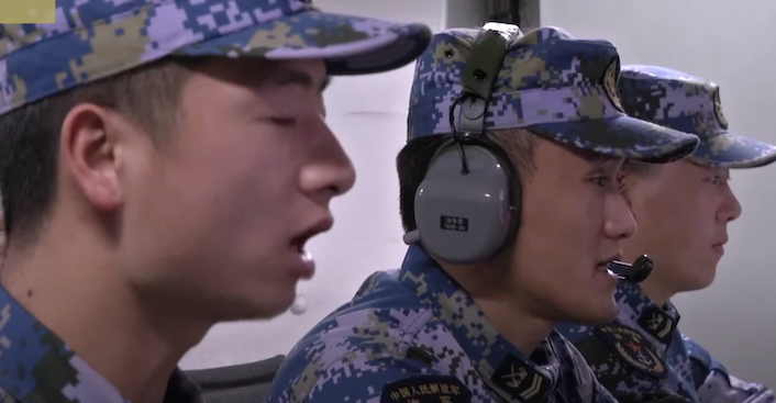 Ảnh chụp màn hình video về một cuộc tập trận của Trung Quốc trên Biển Đông đăng trên Youtube.