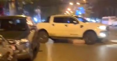 Video: Sau va chạm, tài xế lùi xe tông thẳng ôtô đối phương