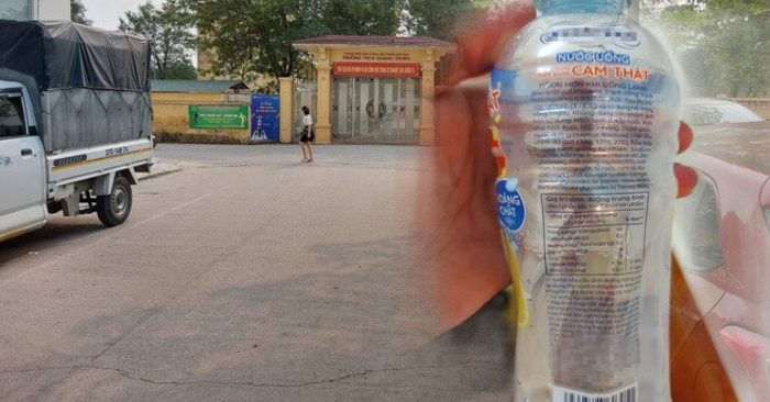 Xe tải phát nước ngọt miễn phí trước cổng trường tiểu học Quang Trung.