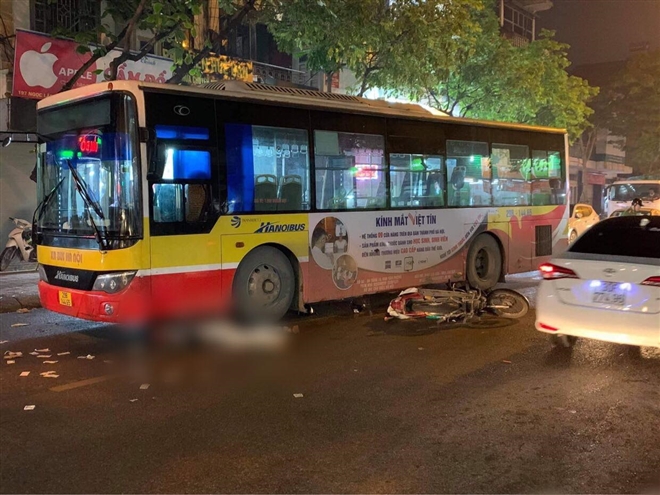 Hà Nội: Nam thanh niên đi xe máy bị xe buýt cán chết thương tâm - 1