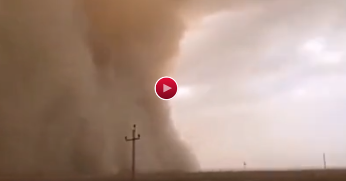 Video: Khoảnh khắc bức tường cát khổng lồ ‘nuốt chửng’ thị trấn Trung Quốc