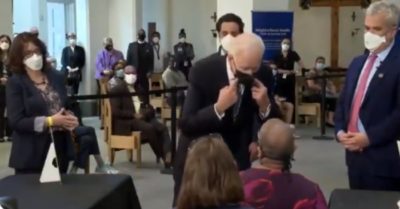 Video ông Biden ghé sát mặt người phụ nữ để bảo bà phải ‘giãn cách xã hội’