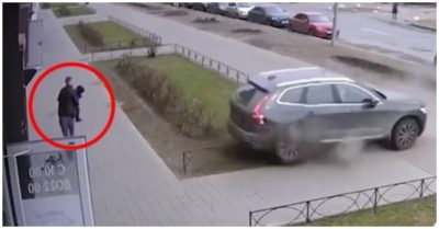 Video bố nhanh tay bế con chạy ra xa khi thấy ôtô lùi ‘như tên bắn’ vào vỉa hè