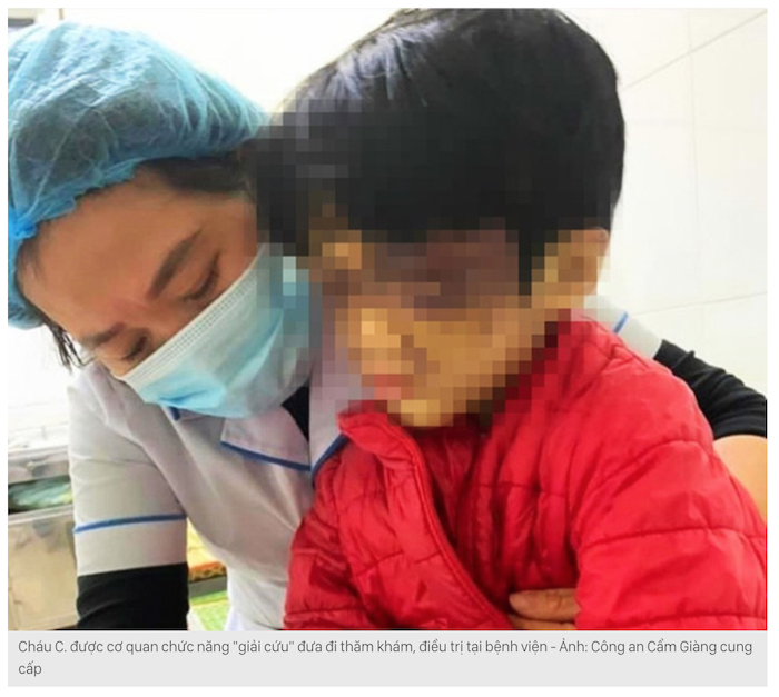 Cháu V.N.P.C. (6 tuổi) được chăm sóc y tế sau khi bị mẹ bạo hành dã man (ảnh chụp màn hình báo Tuổi Trẻ).