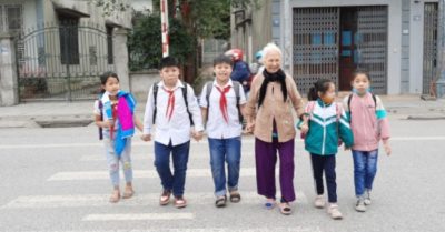 Cụ bà bán nước 14 năm giúp học sinh qua đường an toàn dù con cháu can ngăn