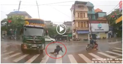 Video ngã ngay trước đầu xe ben, người đi đường kịp thời bò dậy thoát nạn trong gang tấc