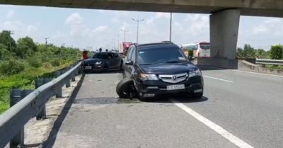 Video: Dừng xe ở làn khẩn cấp trên cao tốc, bị xế hộp phía sau húc bay vào ta luy