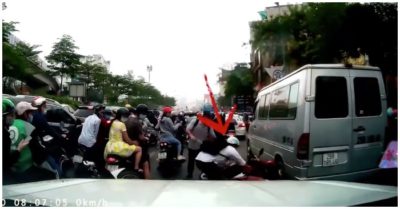 Video bỏ lại xe máy không kịp chống chân, nam sinh lao đến đỡ người gặp nạn