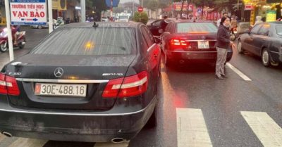 Từ vụ 2 Mercedes trùng biển số: Lộ diện đường dây làm giả giấy tờ xe