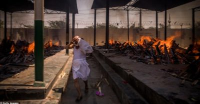 Thầy tu ôm mặt chạy khỏi khu hỏa thiêu – dòng người chết bất tận chưa từng thấy