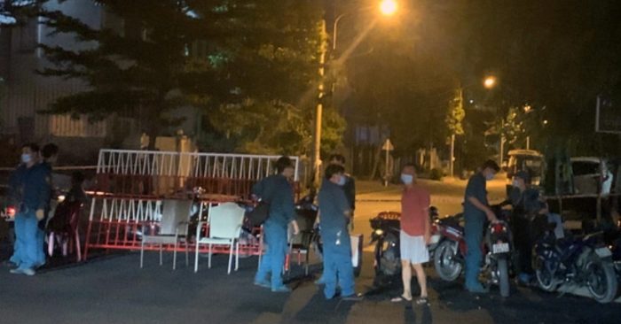 Lực lượng chức năng phong tỏa tuyến đường trong khu dân cư Việt - Sing liên quan đến bệnh nhân 2585.