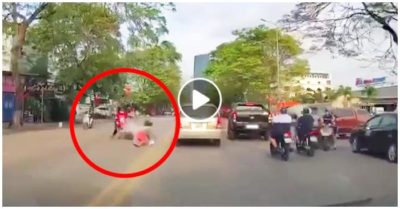 Hai thanh niên phóng xe máy vượt ẩu, tông trực diện mẹ bế con nhỏ đi qua đường