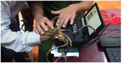 Người đàn ông đi làm căn cước công dân 30 phút vẫn chưa xong vì móng tay quá dài