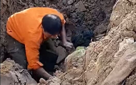 Nam công nhân bị vụi xuống đất ở vị trí sâu 2 mét so với mặt đường (ảnh chụp từ video).