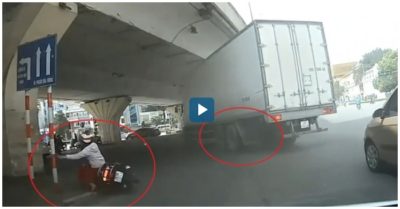 Video xe tải đang di chuyển bất ngờ nổ lốp sau khiến người phụ nữ ngã xuống đường