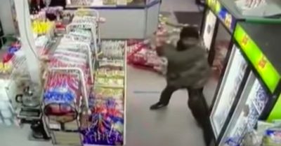 Video người đàn ông xông vào đập phá dữ dội cửa hàng của người gốc Á tại Mỹ