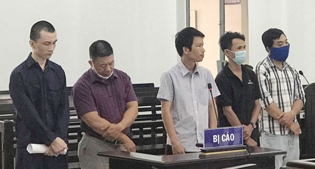 Các bị cáo trong vụ làm giả giấy tờ biến người Trung Quốc thành người Việt Nam (ảnh chụp màn hình báo Pháp Luật).