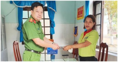 Thấy nhiều người nhặt tiền, nữ nhân viên y tế gom lại trả người đánh rơi