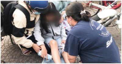 Video người dân hô hoán cứu mạng nữ sinh bị cuốn vào gầm xe container