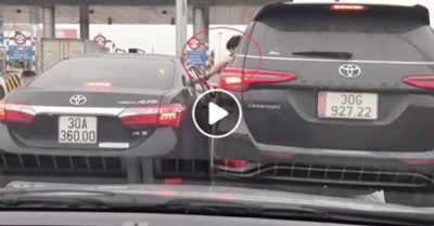 Video cận cảnh 2 ôtô giành nhau vào trạm thu phí