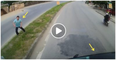 Video ôtô con bị xe container đâm xoay 90 độ, người đàn ông đứng bên đường thoát nạn