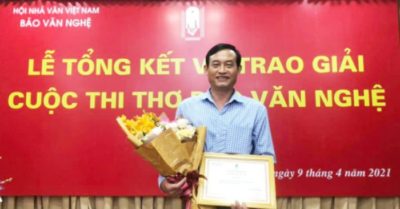 Tranh luận về bài thơ ‘Mẹ tôi chửi kẻ trộm’ được giải Báo Văn Nghệ