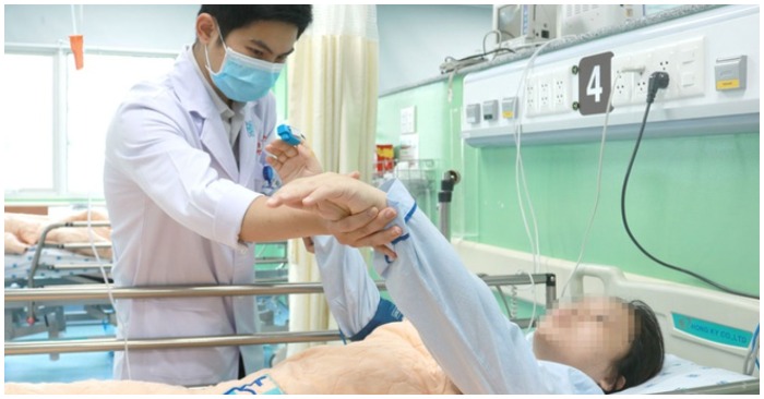 ThS-BS Đặng Lê Phương khám cho người bệnh tại Khoa Hồi sức Ngoại.