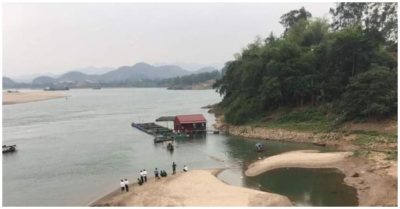 Tìm kiếm 2 học sinh bị nước cuốn trôi mất tích trên Sông Đà