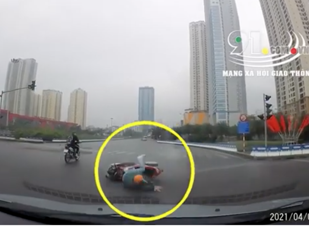 Nam thanh niên đi xe máy ngã lộn vòng trên đường.