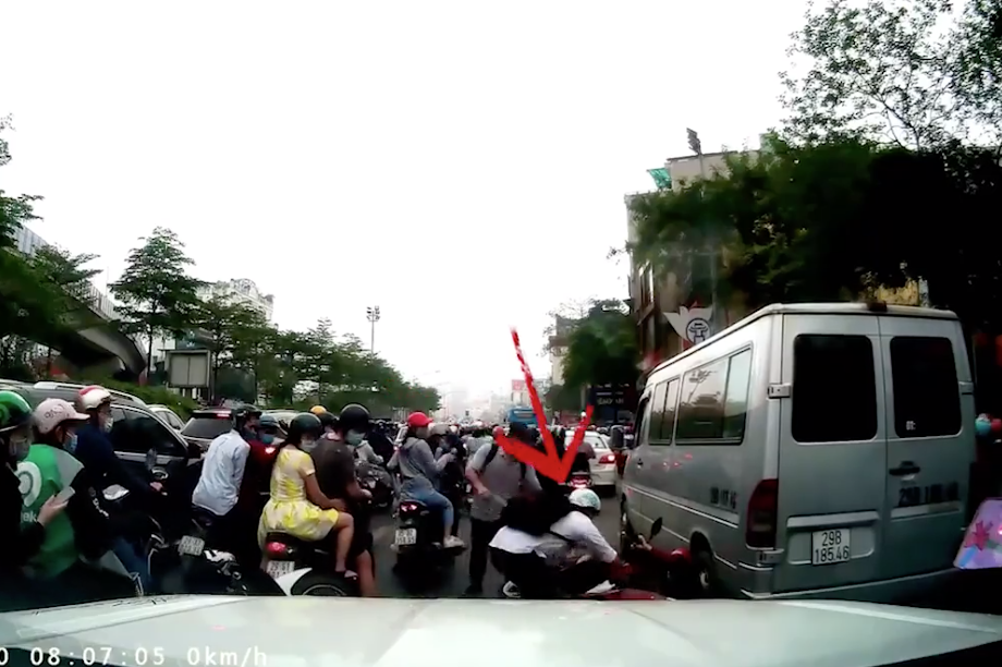 Bỏ lại xe máy không kịp chống chân, nam sinh lao đến đỡ người gặp nạn.