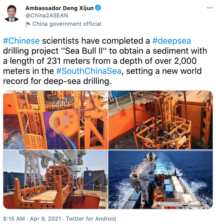 Ông Đặng Tích Quân, Đại sứ Trung Quốc tại ASEAN, đăng các bức ảnh về vụ khoan sâu của Trung Quốc tại Biển Đông (ảnh chụp màn hình Twitter).