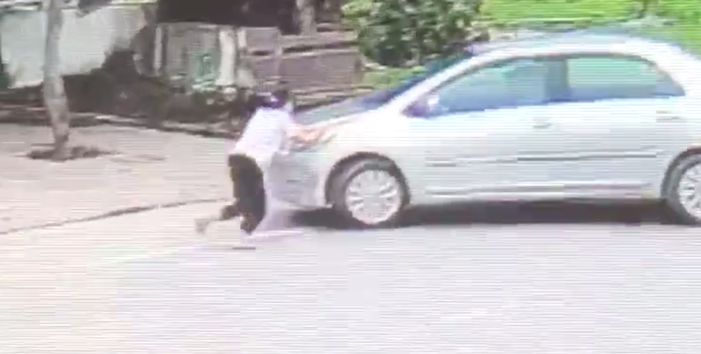 Video: Người đàn ông đi ôtô cướp 2 két bia, bé gái liều mình chặn đầu xe ngăn cản