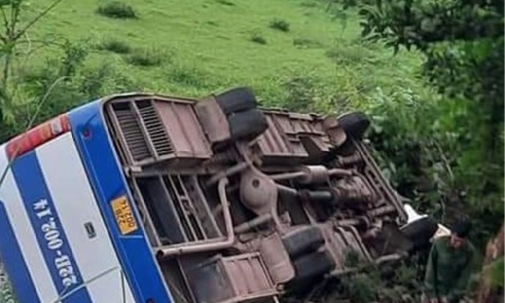 Tránh xe máy bất ngờ từ trong ngõ lao ra, xe chở công nhân bị lật ở Đầm Hà.