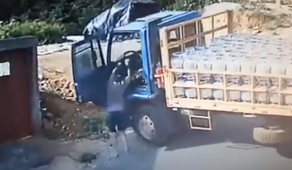 Video khoảnh khắc tài xế chạy theo ngăn xe tải chở gas trôi tự do ra đường.