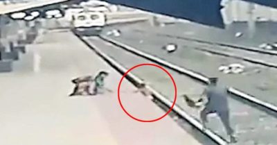 Khoảnh khắc thót tim em bé được cứu ngay trước mũi tàu hỏa
