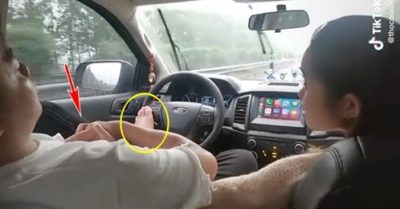 Video tài xế nằm ngửa, lái ôtô bằng một chân, nắm tay bạn gái lao vun vút trên cao tốc