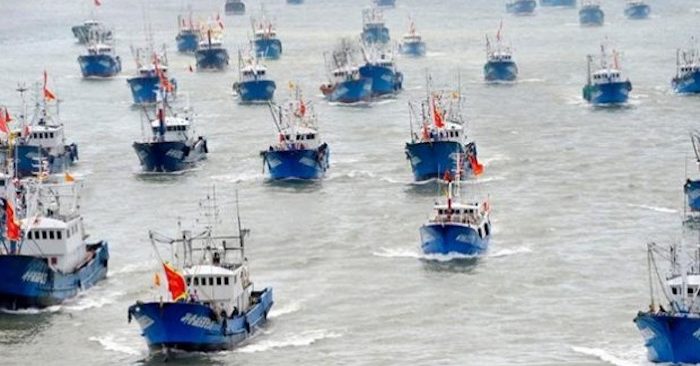 Trung Quốc đang dùng thủ đoạn "lấy thịt đè người" bằng sự hiện diện của hàng trăm tàu thuyền ở Biển Đông (ảnh từ argenports).
