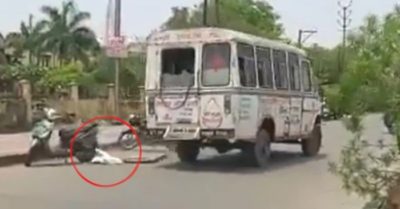 Video: Thi thể bệnh nhân Covid-19 Ấn Độ hất văng khỏi xe cứu thương