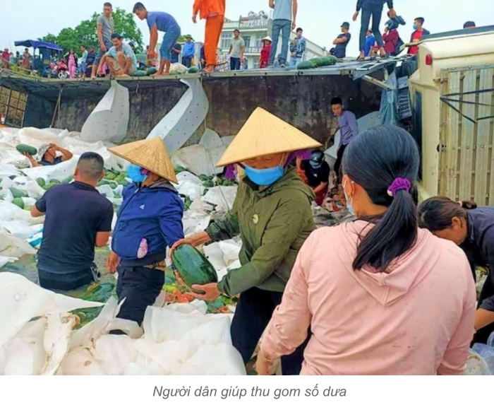 Video: Người dân Quảng Bình lội bùn gom 30 tấn dưa hấu bán giúp tài xế 