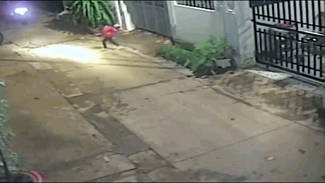 Khoảnh khắc bé gái chạy qua đường bất ngờ bị xe máy cán qua người.