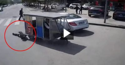 Video xe ba bánh kéo lê người phụ nữ trên đường, tài xế xe buýt liều mình chặn xe giải cứu