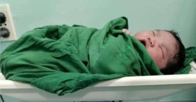 Phá vỡ “kỷ lục” của anh chị ruột, bé gái chào đời với cân nặng 5,9kg