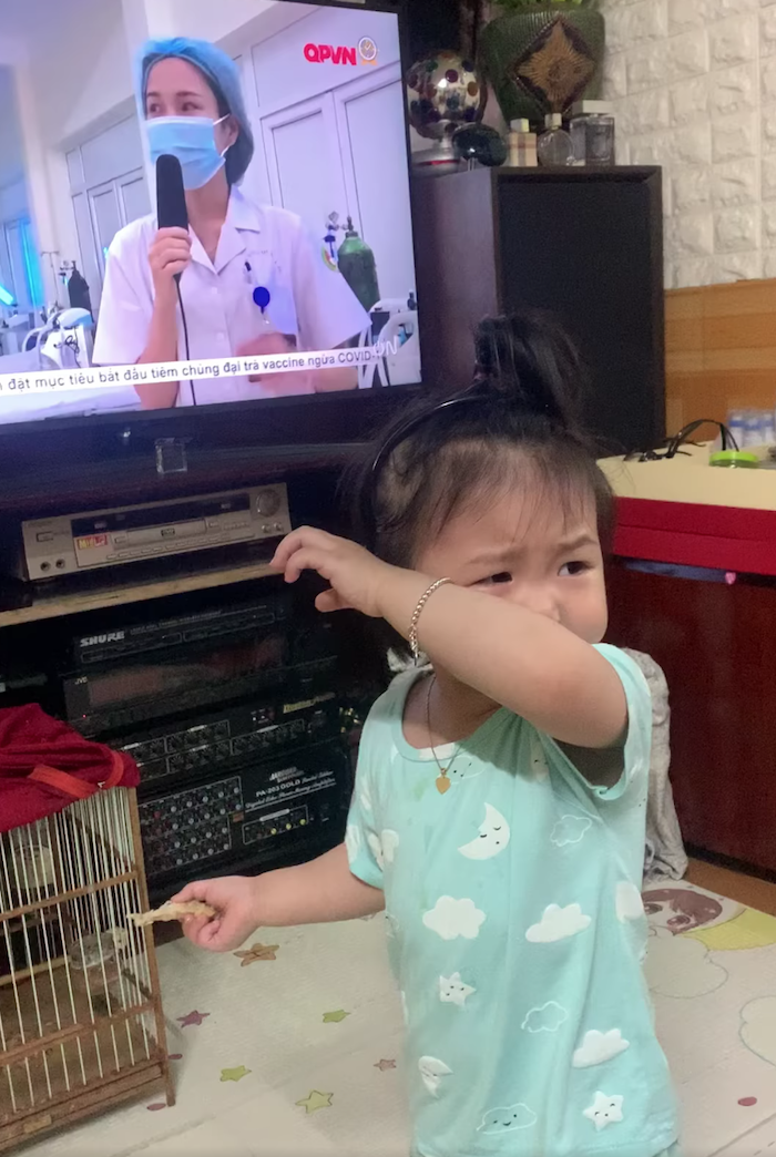Bé gái bật khóc khi nhìn thấy mẹ trên TV đang chống dịch ở Bắc Giang (ảnh chụp màn hình video).