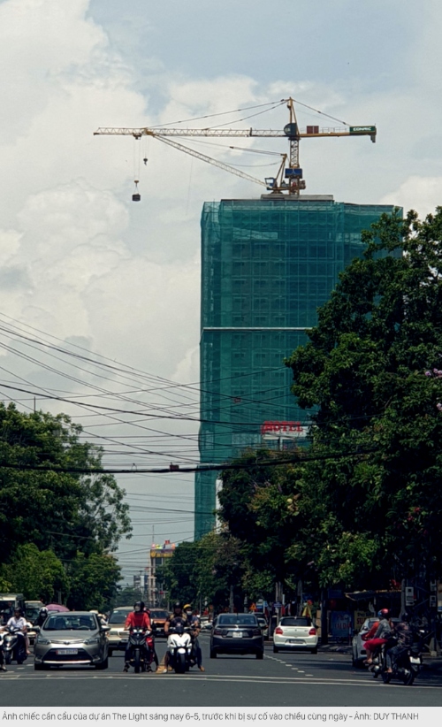 Video: Cẩu tháp công trình rơi từ tầng 20 xuống đường