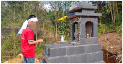 Con trai của nữ công nhân 38 tuổi qua đời vì Covid-19 ra thăm mộ mẹ nhưng vẫn hỏi ‘Mẹ con đâu rồi bà ơi’