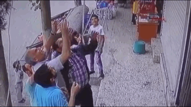 khoảnh khắc người dân giơ tay hứng trọn bé gái rơi từ tầng cao chung cư xuống