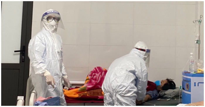 Nhân viên y tế chăm sóc bệnh nhân Covid-19 tại khoa truyền nhiễm Bệnh viện Đa khoa tỉnh Bắc Giang (ảnh chụp màn hình trên Tuổi Trẻ).