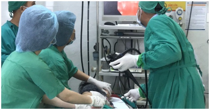 Các bác sĩ phẫu thuật nội soi lấy đồng xu ra khỏi thực quản bé trai ( ảnh chụp màn hình trên Thanh Niên).