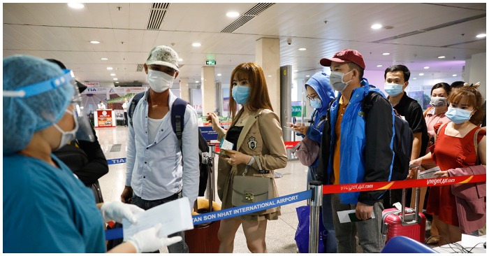 Hành khách chuẩn bị vào lấy mẫu xét nghiệm Covid-19 tại sân bay Tân Sơn Nhất đầu tháng 5 (ảnh chụp màn hình trên VnExpress)